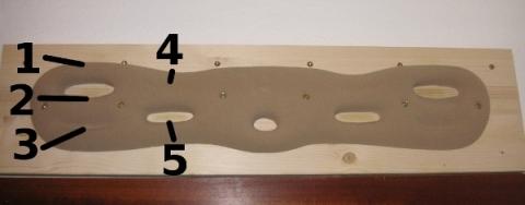 Fingerboard, zusätzlich noch auf einem Holzbrett befestigt um mehr Abstand vom Türrahmen zu bekommen. - (klettern, Kletterpause)