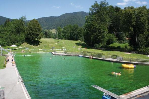 Beispiel: Naturfreibad Lenggries (Nähe München) - (Schwimmtraining, Chlor, Chlorallergie)