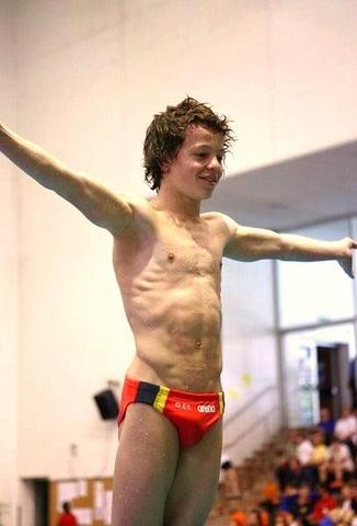 Budapest – nein, das habe ich leider nicht gesehen! – on the bike Suche den Namen zum Sportler auf dem bild (Wassersport, Turmspringen)